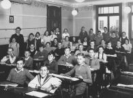 Classe primaire mixte du degré supérieur. Photo prise dans la salle de classe au collège Pestalozzi à Yverdon.